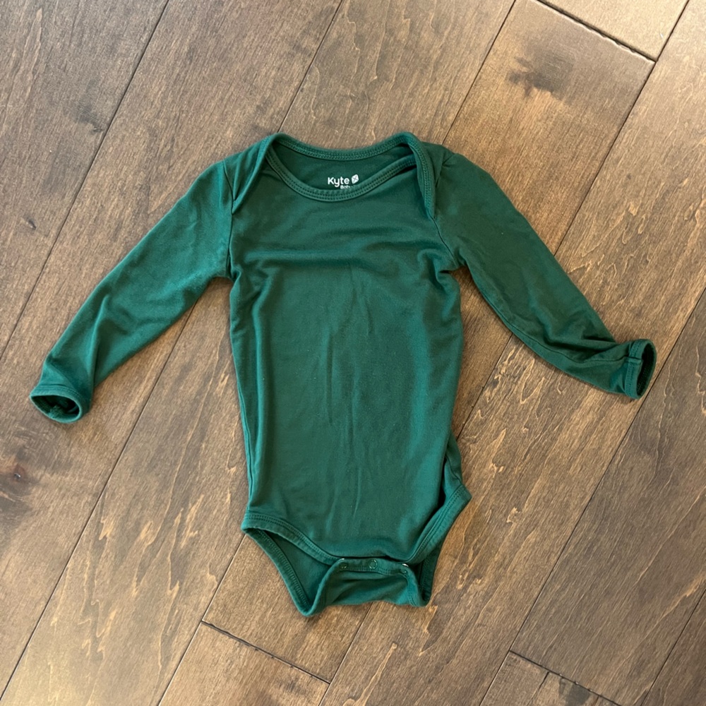 Kyte Baby long sleeve body suite. Color: Emerald. Size 12-18 months.